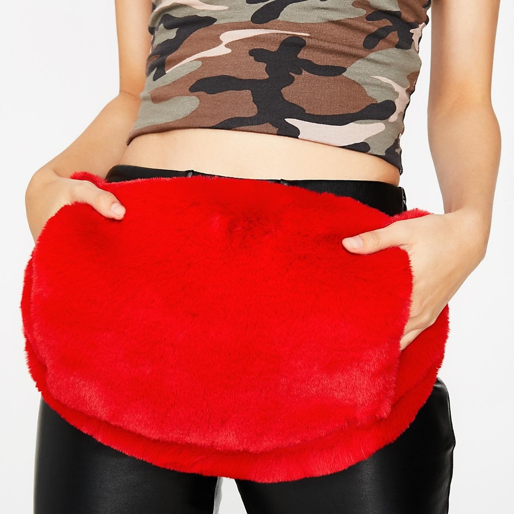 treny trendy oversize fur fanny bag HELLOO
